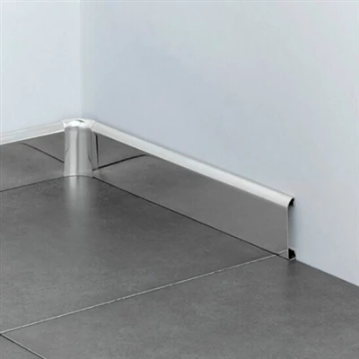 Utilizări creative ale benzilor metalice decorative în designul interior modern